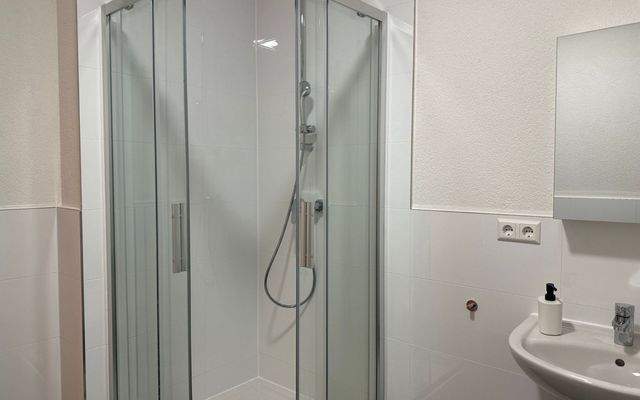 WG Zimmer Stuttgart Obertürkheim Zimmer 1 bei urbanbnb 2 Bad 1.jpeg