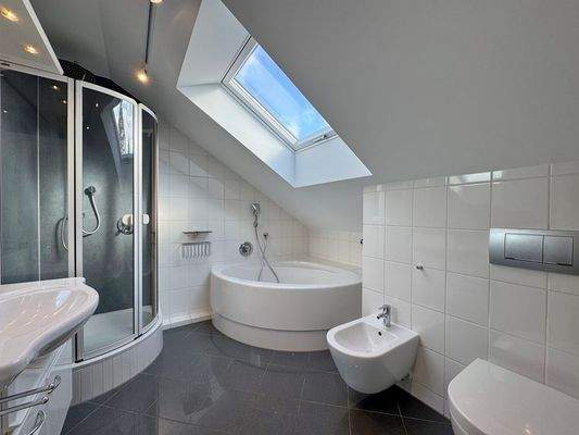 Das Tageslichtbad mit Badewanne, Dusche und Bidet