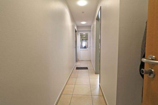 M635 Flur mit Seiten-/Personaleingang