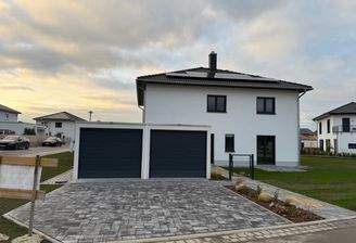 Außenansicht mit Doppel-Garage (1).jpeg