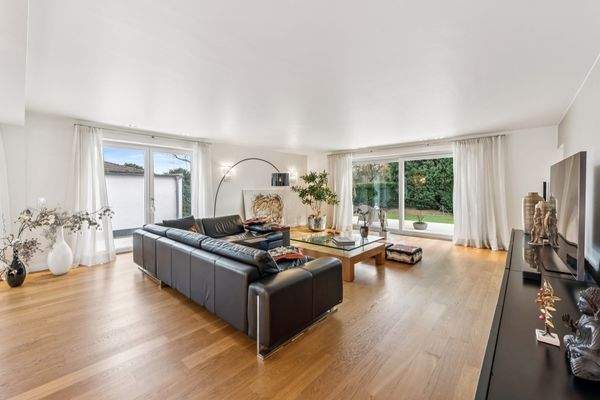 Wohnzimmer mit Blick in den Garten