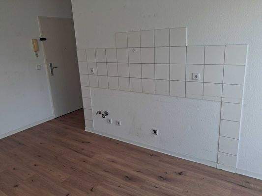 Küche mit Fliesenwand