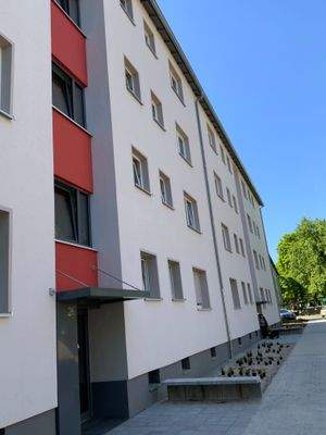 Vorderansicht Gebäude mit Fenstern und Hauseingang