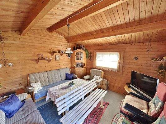 Wohnlich eingerichtetes Gartenhaus