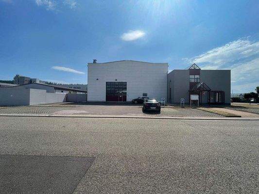 Bürokomplex und 1. Halle