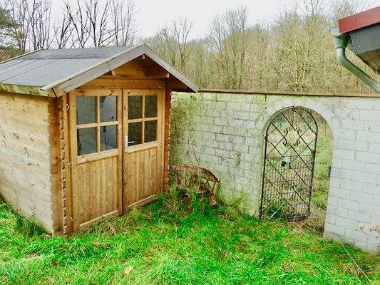 Hinterer Garten mit neuem Gartenhaus 1.jpeg