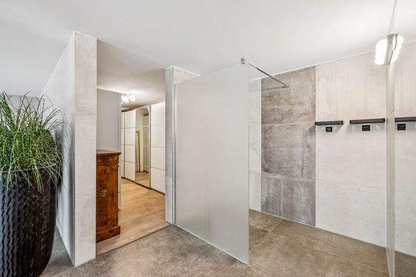 Offenes Badezimmer und Ankleide.jpg