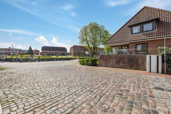 Außenansicht mit Blick auf den Hafen