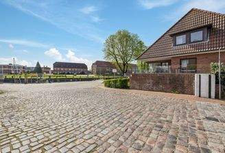 Außenansicht mit Blick auf den Hafen