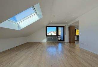 Wohnzimmer: Großzügiger Wohnbereich mit Zugang zum Balkon und Platz für Sofaabende