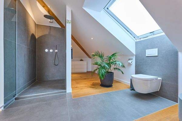 Luxus Badezimmer im Dachgeschoss