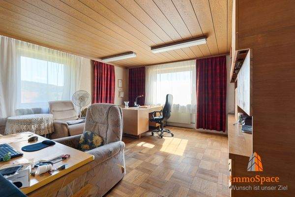 Wohnzimmer mit Arbeitsecke im Erdgeschoss