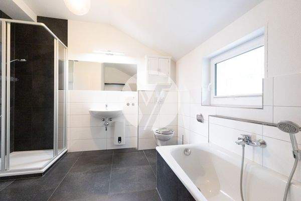 Bad mit Wanne und Dusche