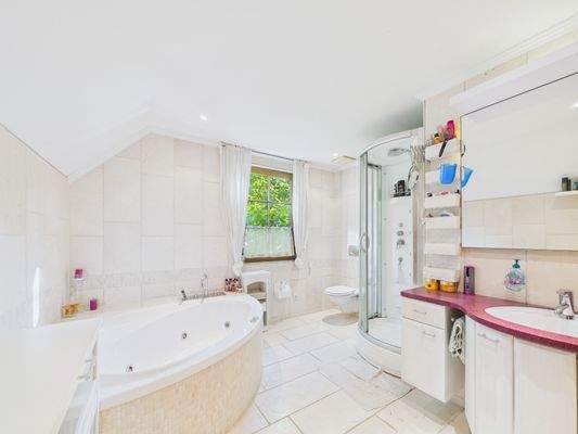 Jacuzzi und Dampfdusche