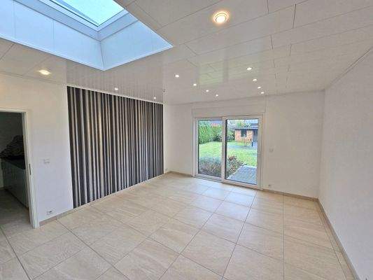 helles Esszimmer mit Gartenblick