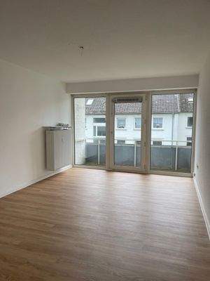 Helles Wohnzimmer mit Balkon