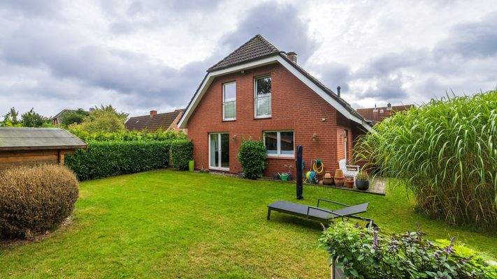 Hausansicht mit Garten