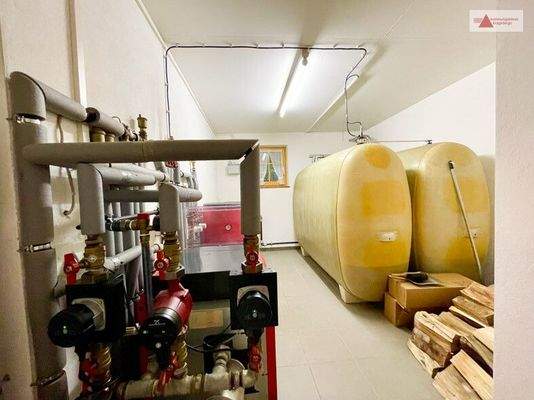 Heizungsraum mit doppelwandigen Öltanks Souterrain