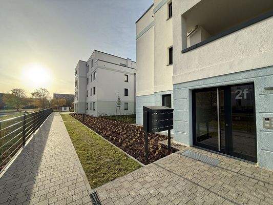 Blick zum Hauseingang und zur Wohnanlage
