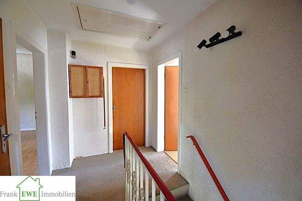 Diele 1. OG, Einfamilienhaus mit Garage zum Kauf in Düsseldorf Urdenbach, Frank Ewe Immobilienmakler Düsseldorf