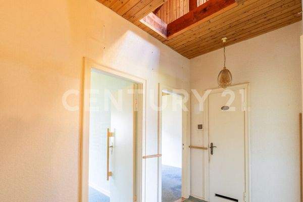 Flur im Obergeschoss mit Zugang zum ausgebauten Spitzboden