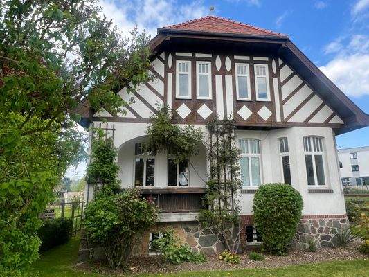 Hausfront mit Loggia