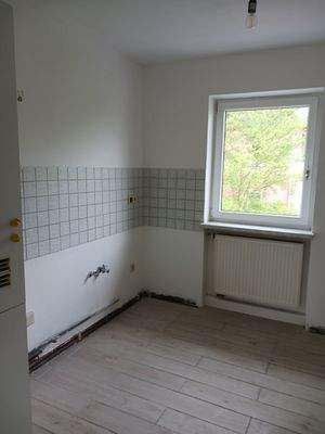 Leere Küche mit Fenster