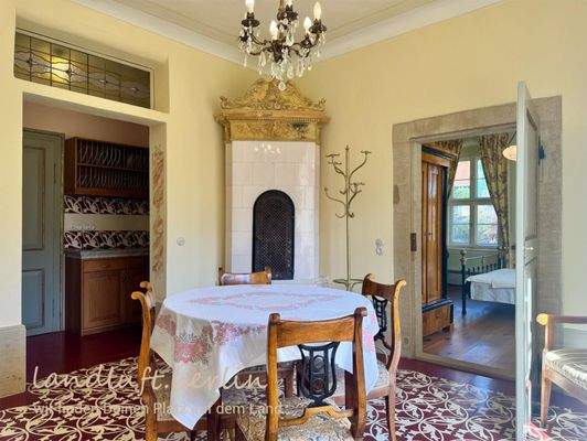 EG, Zimmer (EG-2) mit historischem Kachelofen, Bli