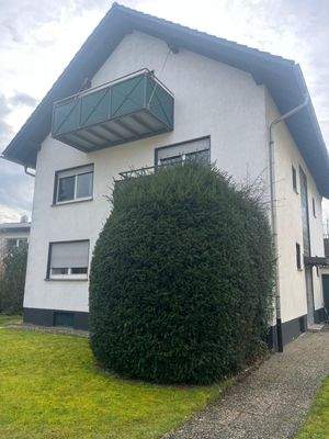 Hausfront, Balkon liegt zur Südseite