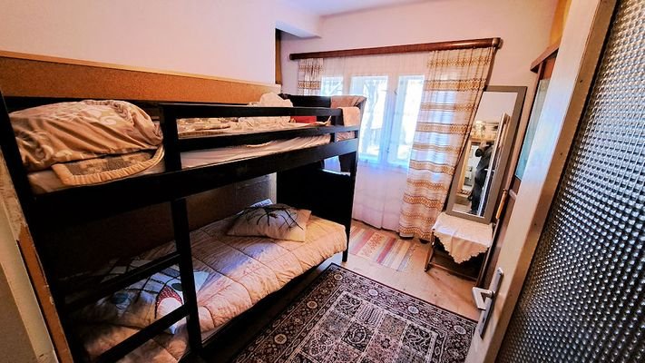 Schlafzimmer mit Etagenbett für Gäste oder Kinder 