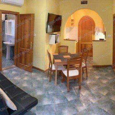 Wohn-/Esszimmer mit offener Küche