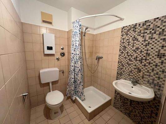 Badezimmer mit Dusche