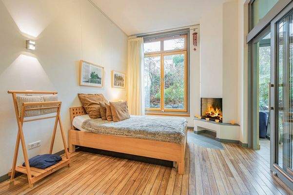 Appartmentzimmer mit Kamin und Pantry