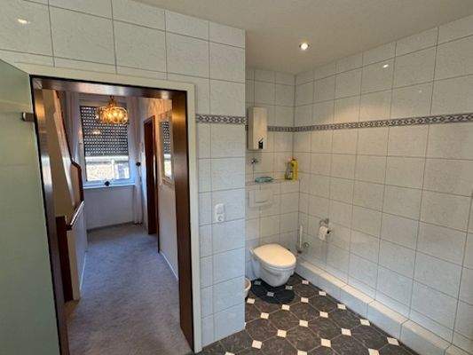Badezimmer im Obergeschoss.jpg