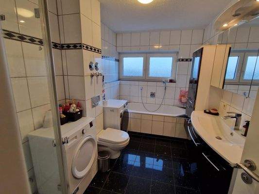 Bad mit Wanne, Dusche, Fenster