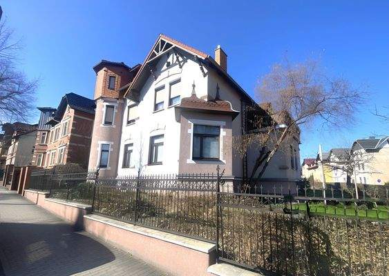 Südostblick auf die Villa mit Garten und Einfriedung