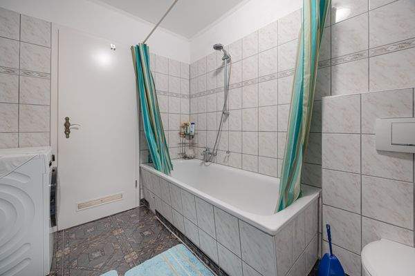 und Badewanne mit Duschfunktion