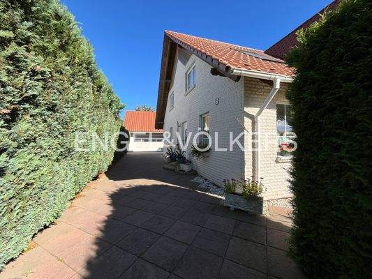 Grundstückszufahrt zur Doppelgarage