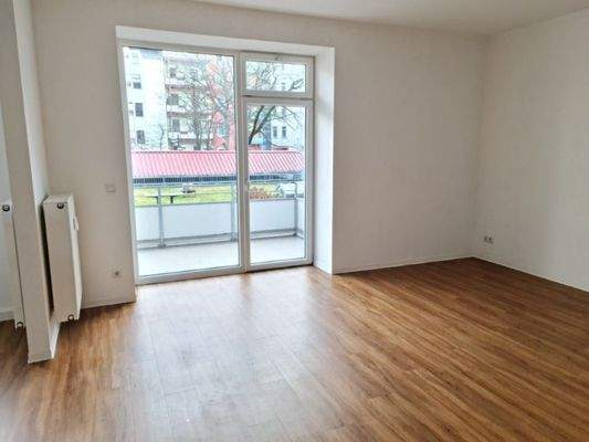 Wohnzimmer mit Balkon