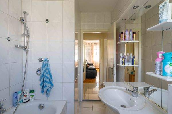 Bad mit Blick in den Flur