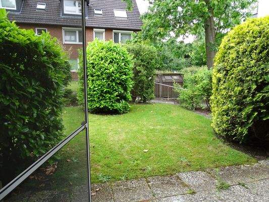 Rasenfläche auf der Rückseite des MFH