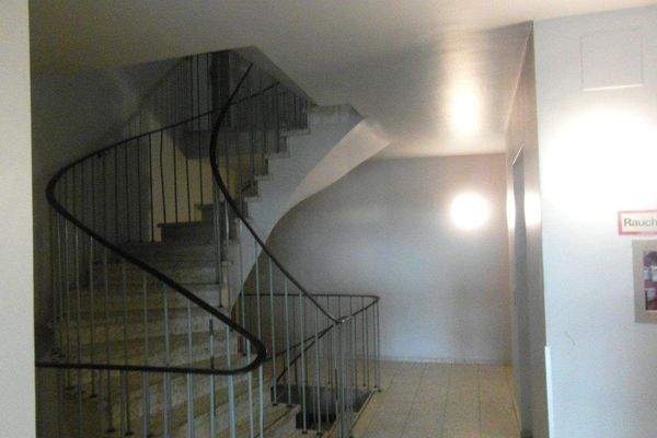 Treppenhaus mit Personenaufzug.JPG