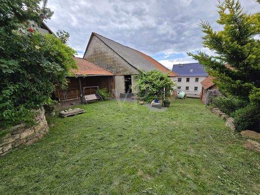 hinteres Gartengrundstück mit Sitzplatzbereich