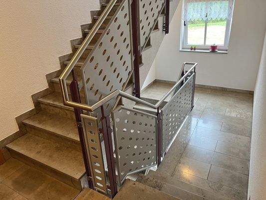 ansprechendes Treppenhaus mit Marmor