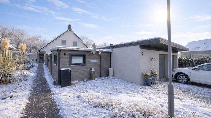 Straßenseite mit direkter Zufahrt zur Doppelgarage mit Wallbox