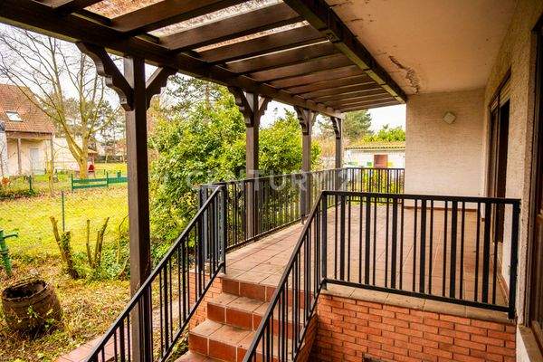 Geräumige Terasse mit Garten