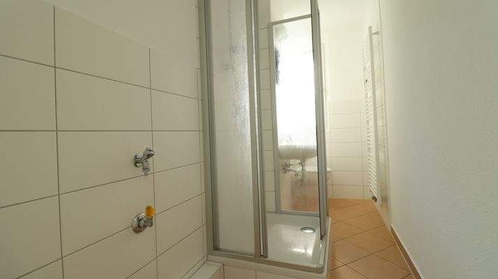 Bad mit Dusche und Fenster