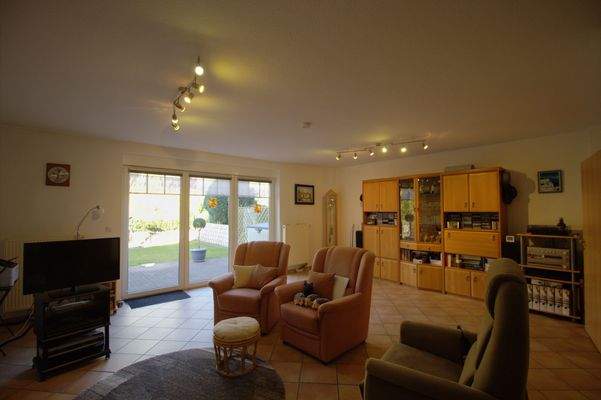 Wohnzimmer mit Blick  zur Terrasse