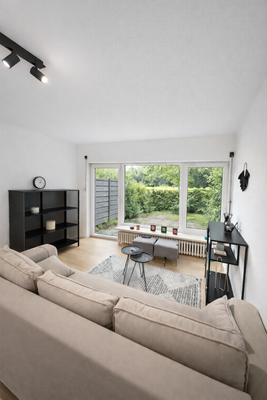 Offener Wohnbereich mit Gartenblick