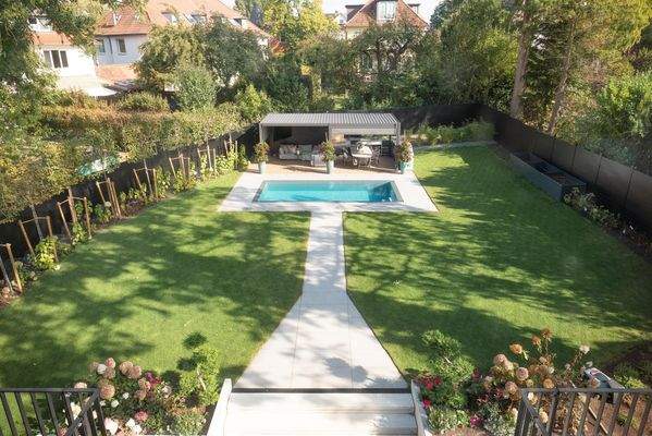 Blick in den Garten mit Außenpool